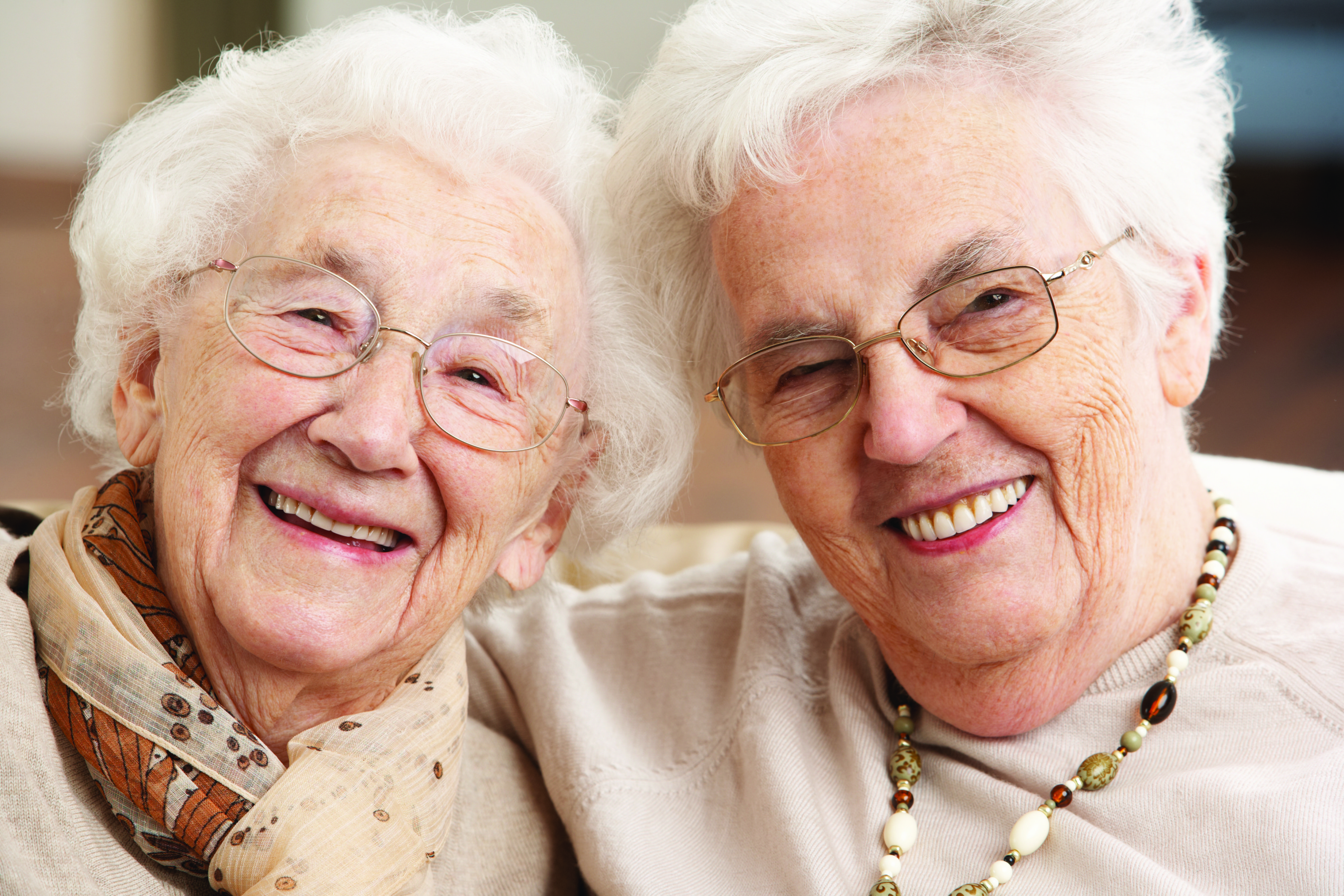 Дама постарше рассказ. Две пожилые женщины. Пожилые подруги. 2 Женщины в пожилом возрасте. Дружба пожилых.